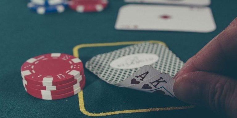 Pengguna menikmati berbagai permainan sports dan kasino di platform digital